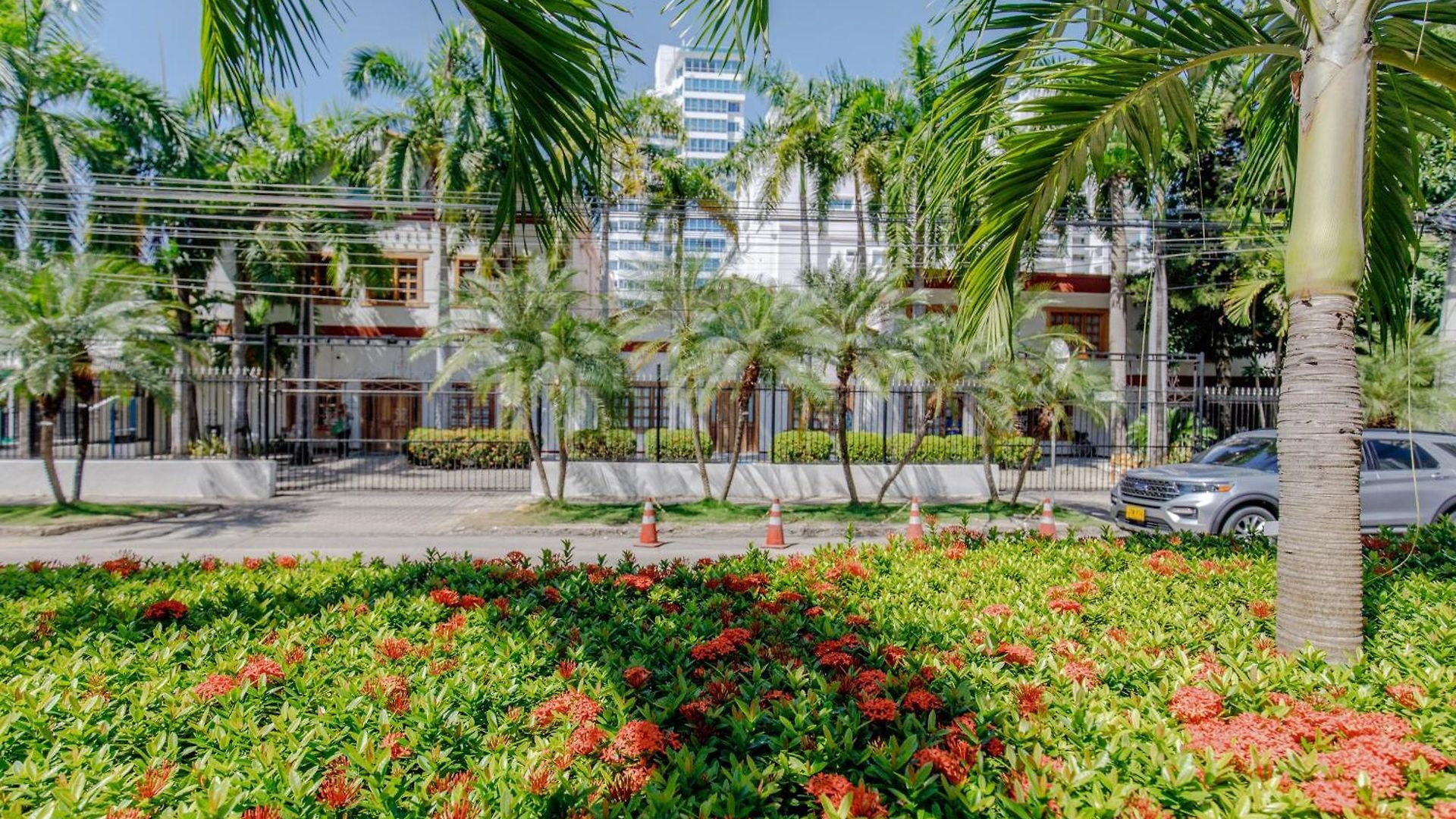 Spacious In Bocagrande Near The Sea *